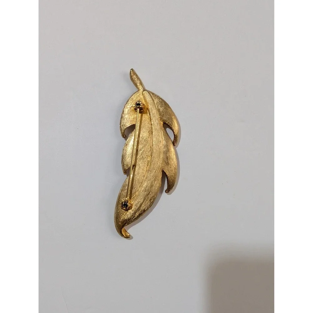 Vintage Gold Tone Textured Feather Brooch Pin Botanical Nature Jewelry